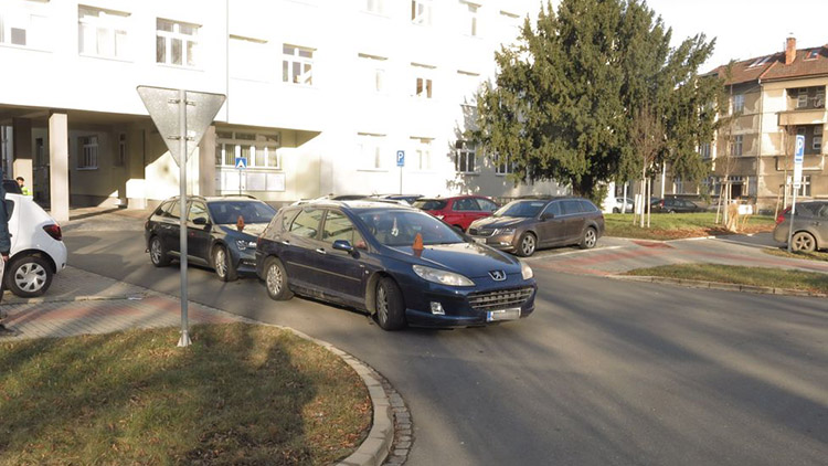 Uhýbal technickým službám, přehlédl auto