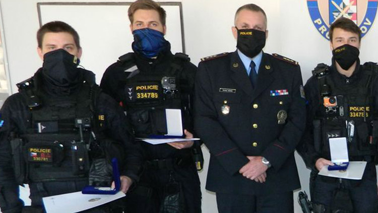 Policisty ocenili za záchranu života