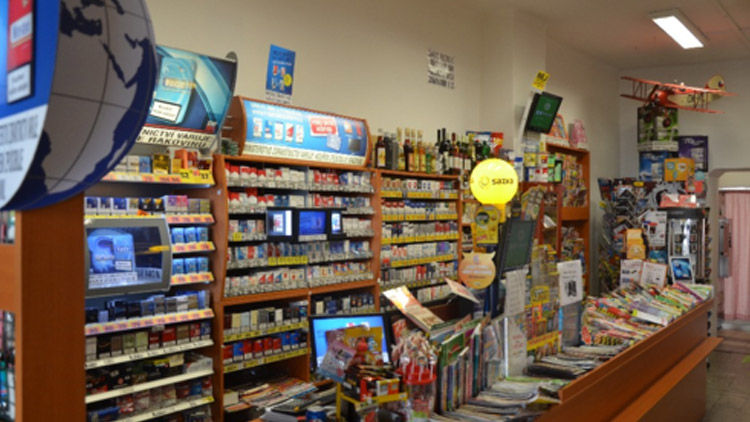 Prodávala  noviny  bez roušky