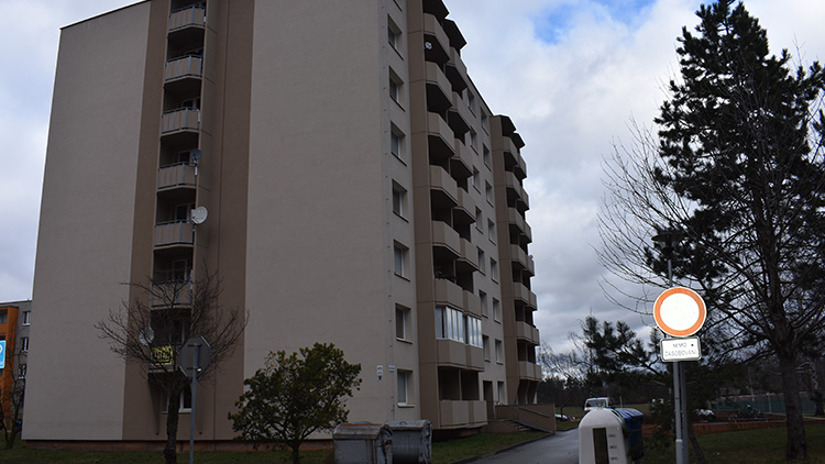 Prokletý dům v ulici Zrzavého:  Mladá žena skočila z balkónu