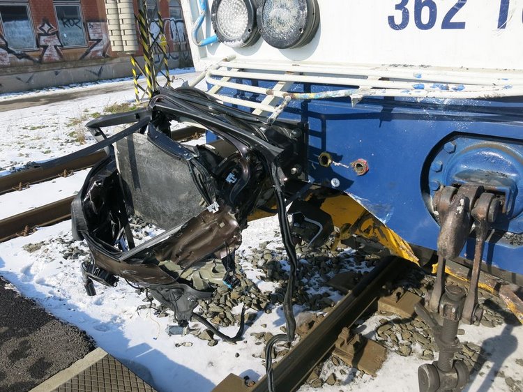 Rychlík rozmetal BMW, řidič přežil