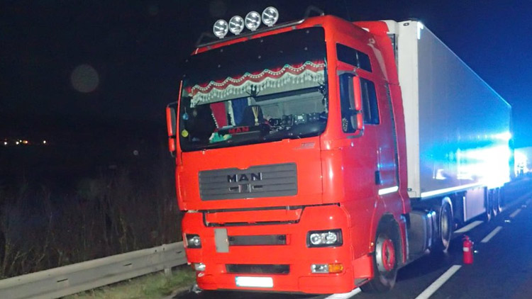 Cizinec nechtěl zaplatit za vyproštění  kamionu, přišla nečekaná reakce...