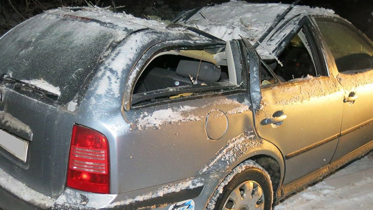 Padající strom zničil škodovku