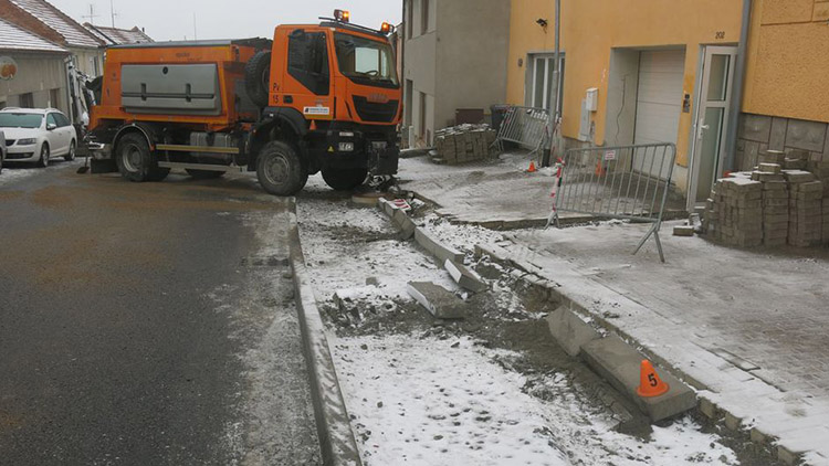 Na náledí havarovali i silničáři