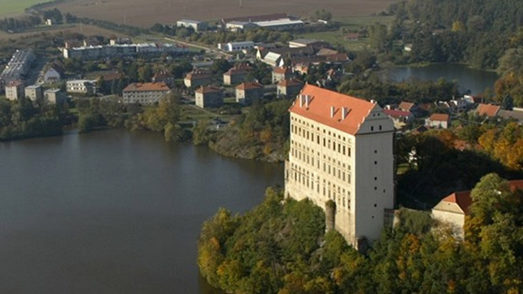 Opraví vstup do zámku