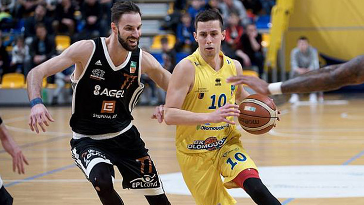 Postup v tabulce vede přes zlepšení obrany