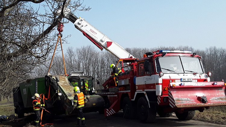 Osmnáctitunový krmný vůz vyprostila naše speciální technika