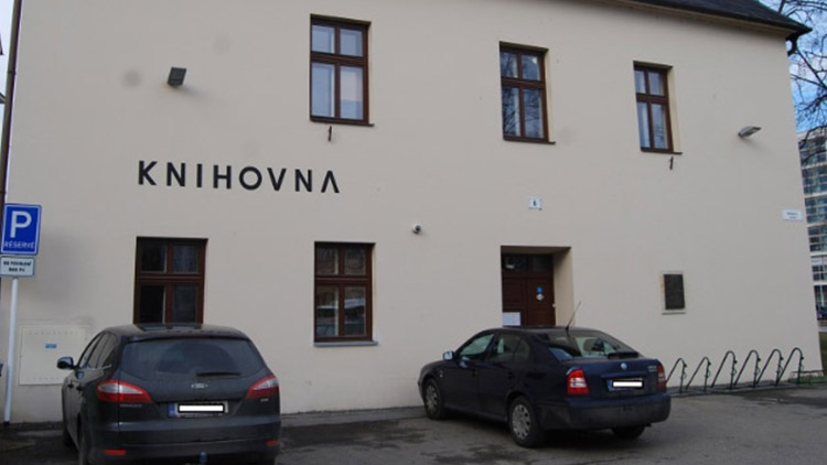Knihovny opatrně slaví. Místo zámku okénko