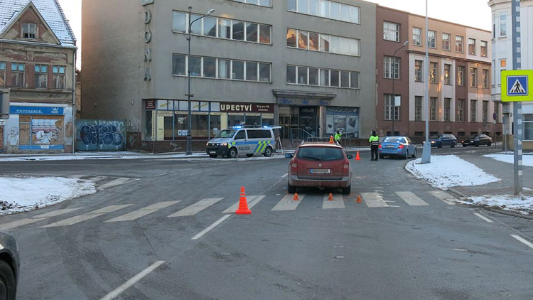 Zfetovaný řidič těžce zranil dva seniory