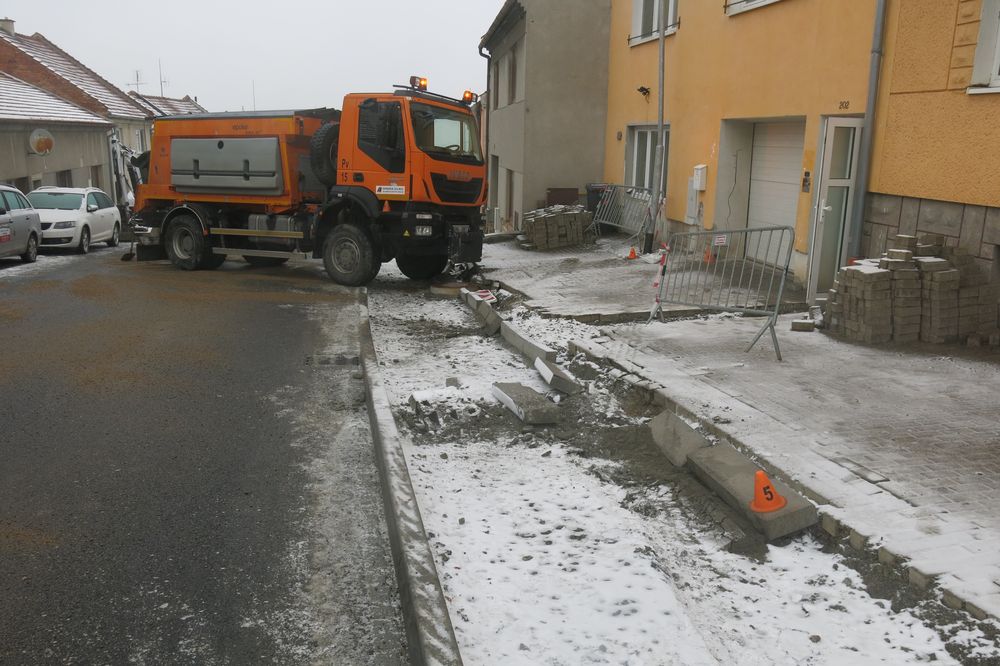 S ledovkou na silnicích si neporadil ani sypač. Narazil do aut i do domu