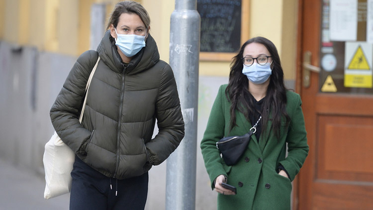 Venku roušky nosit nemusíme? Omyl!