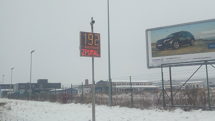 Pozor, brzděte!