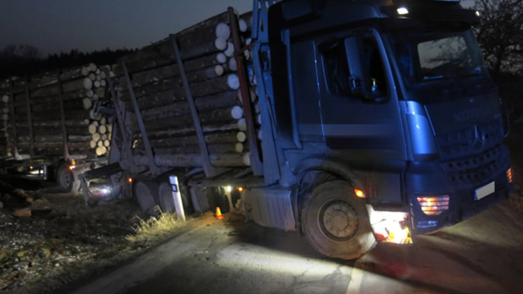 Pod kamionem s kládami na korbě  SE UTRHLA KRAJNICE
