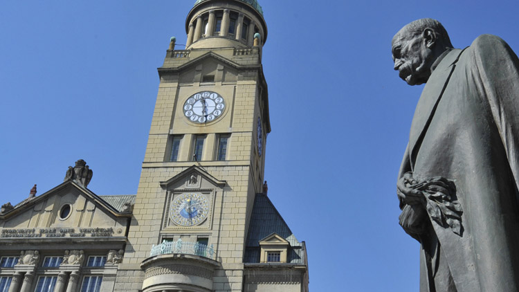 Radniční hodiny přebírá  do péče Eduard Zlámal