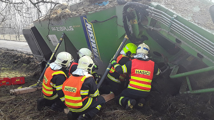 Hasiči vyprošťovali „drobečka“:  osmnáctitunový kolos