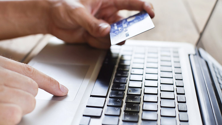 Mladá žena obětí internetového podvodníka