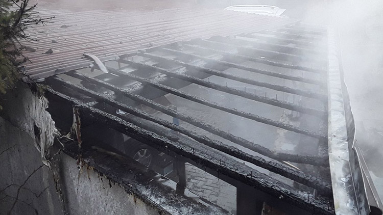 U rodinného domu v Bedihošti shořel přístřešek