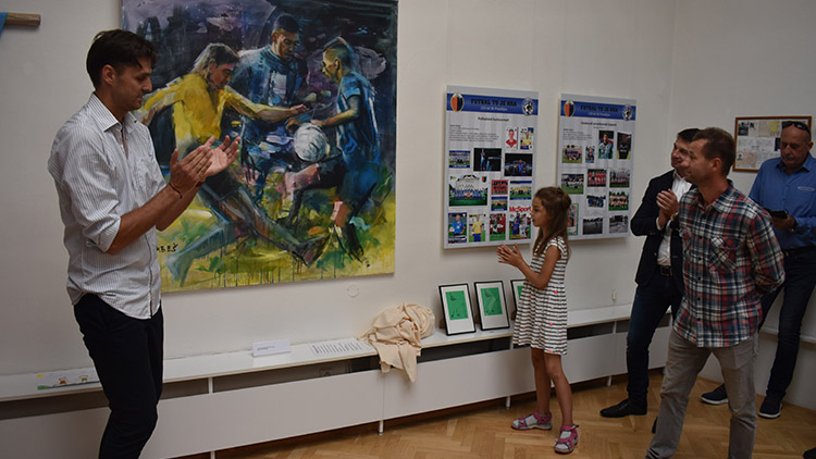 Dar pro fotbalisty!  Klub získal obraz akademického malíře