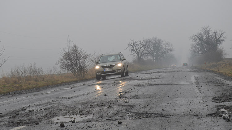 Krátery na silnicích! Řidiči budou hrát kličkovanou minimálně do dubna
