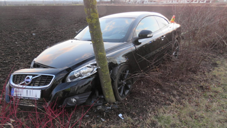 Černé Volvo zastavil až strom