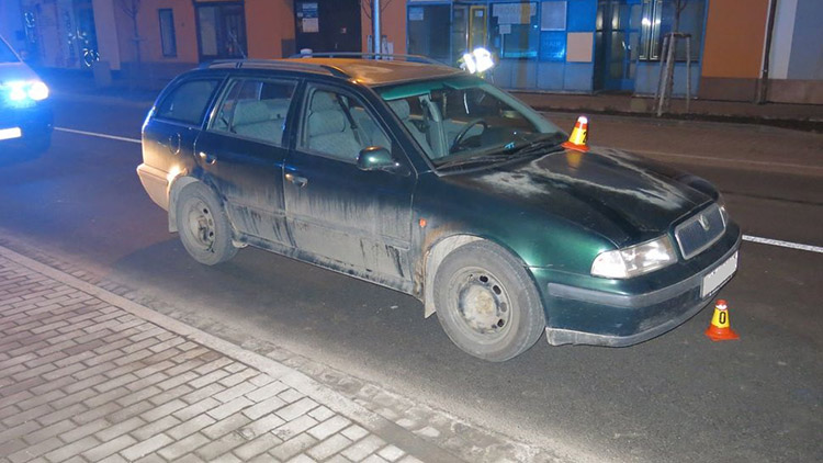 Zpitý pod obraz vběhl pod auto