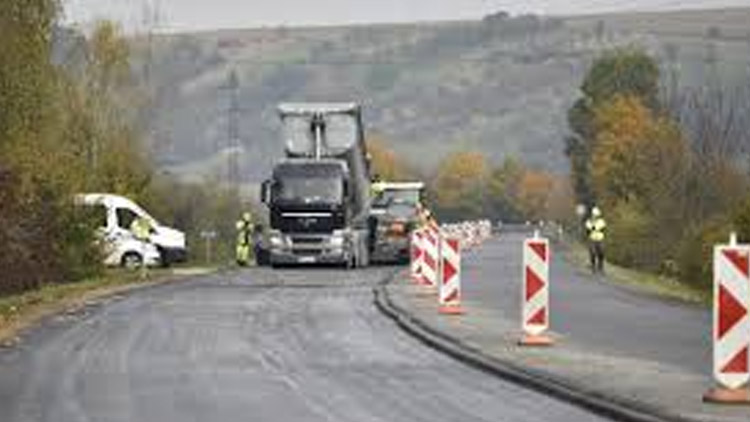 Opraví poničenou silnici