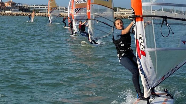 Windsurfingový dorost „uvízl“  ve Španělsku. Na měsíc...