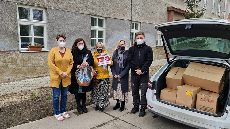 Zaměstnankyně nemocnic a domovů  potěšily hromady oříšků