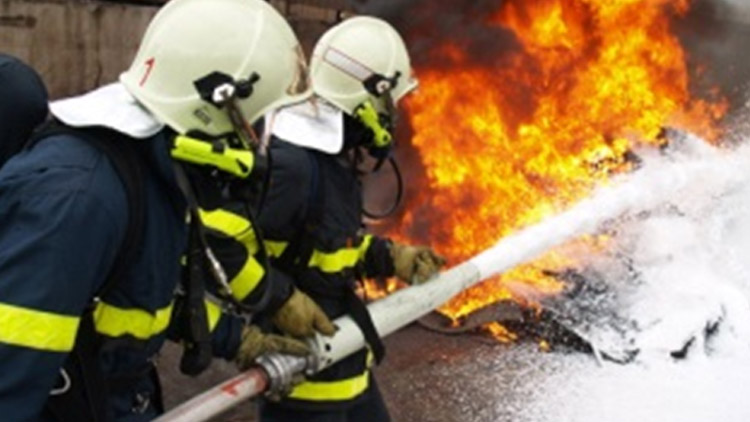 Hasiče potrápil  požár sklepa