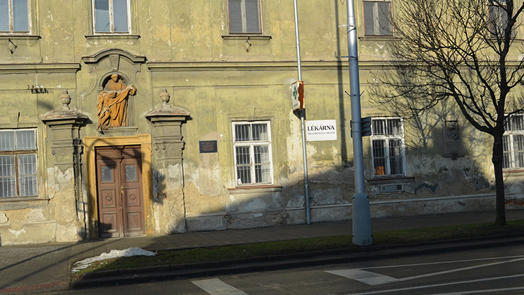 Domov pro lidi s roztroušenou sklerózou  ve Svatoplukově ulici  je zas o kousek blíž