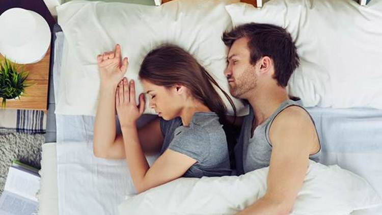 Koronakrize: někteří muži začali spát  s vlastními manželkami