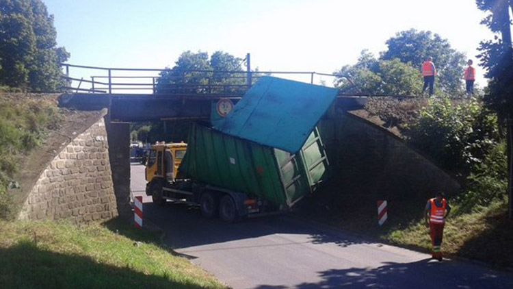 Další hříšník! Nákladní automobil  se nevešel pod most
