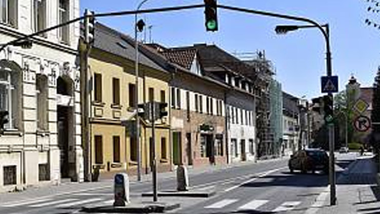 Chodkyně šla na zelenou,  srazil ji cizinec!