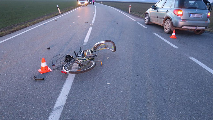 Na kole přímo pod auto!