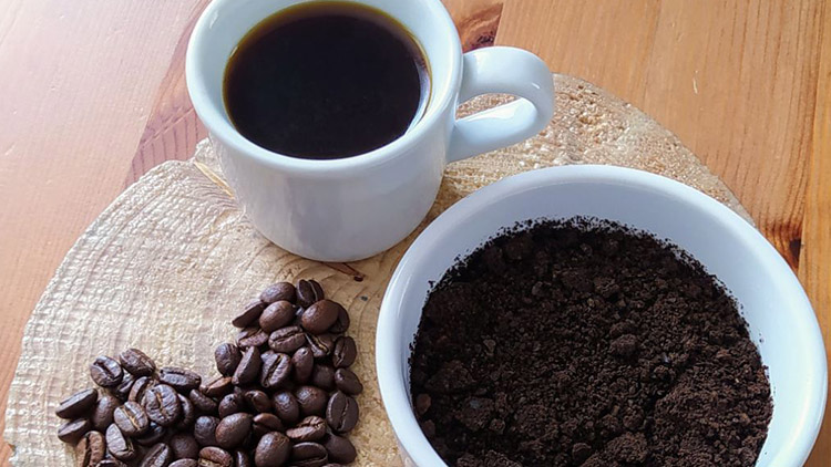 Kávu nemusíme jen pít. Jak ji využít pro zdraví a krásu těla?