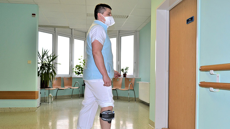Rehabilitační pomůcka od NADACE AGEL  umožní lékaři i nadále pomáhat pacientům