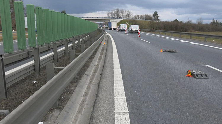 Na dálnici porazil  směrové desky