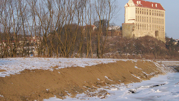 Plumlov stále skladuje bahno  z Podhradského rybníka 