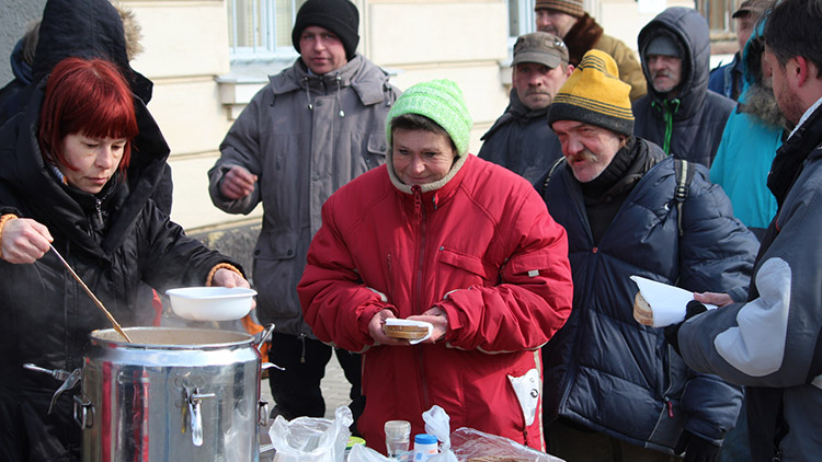Bezdomovci byli letos bez teplých polévek