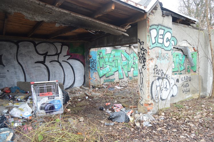 Kolonie u fotbalového stadionu byla rozehnána