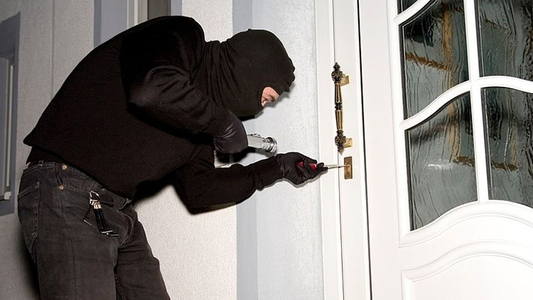 Policisté po lupičích  z jihu regionu stále pátrají