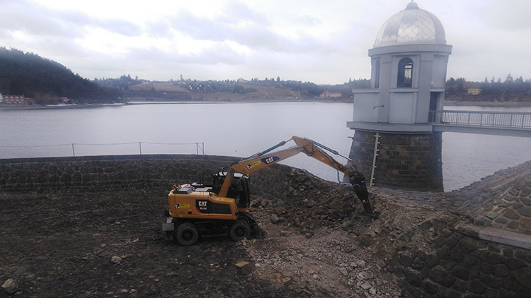 Hráz se opravuje,  z přehrady mizí voda