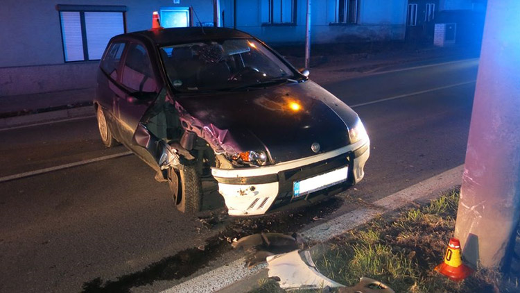 Při jízdě z návštěvy opilec napálil do sloupu