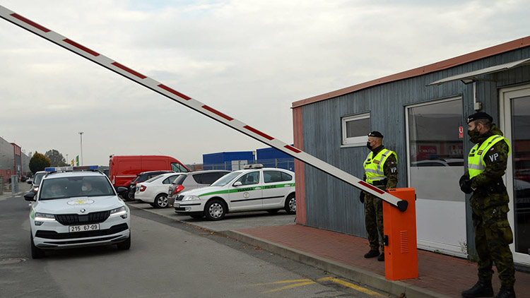 Konala se u vojáků během nouzového stavu oslava pro 50 lidí?