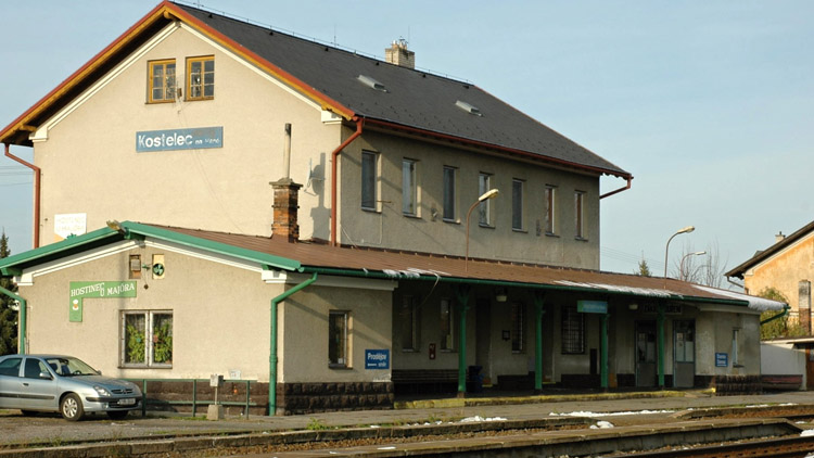 Nádraží v Kostelci se demolovat nebude