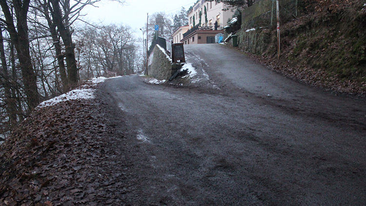 Na opravené cestě u Zlechova  se opět objevily výtluky 