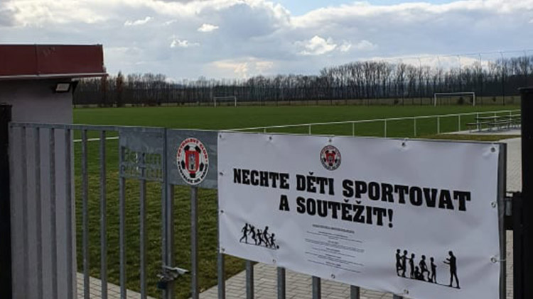 NECHTE DĚTI HRÁT!  I fotbal v Kostelci podporuje  návrat na sportoviště
