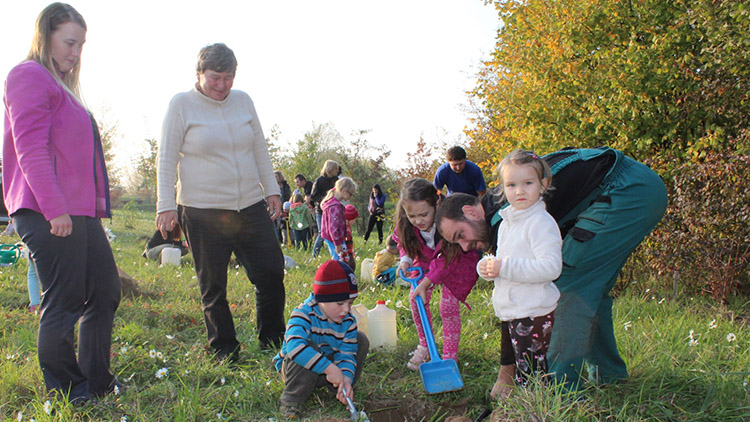 V Němčicích si lidé zasadí vlastní stromy