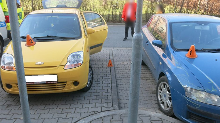 Přimáčkla ženu do dveří. Víme proč!