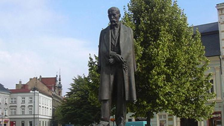 Kvůli květinám u pomníku TGM vyhodili z gymnázia celou třídu i s profesory